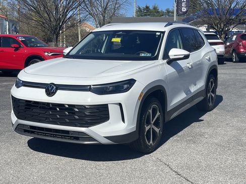 Used 2025 Volkswagen Tiguan SE image 2