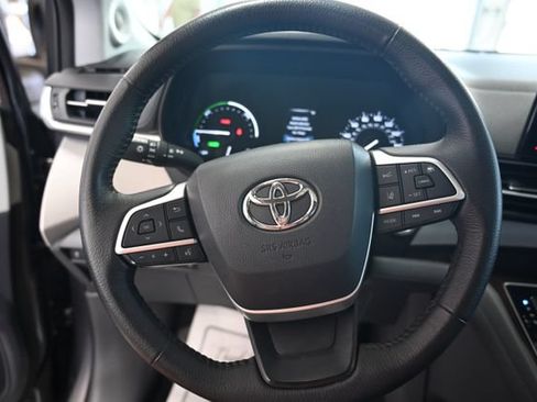 Used 2021 Toyota Sienna XLE w/ XLE Plus Package FWD image 23