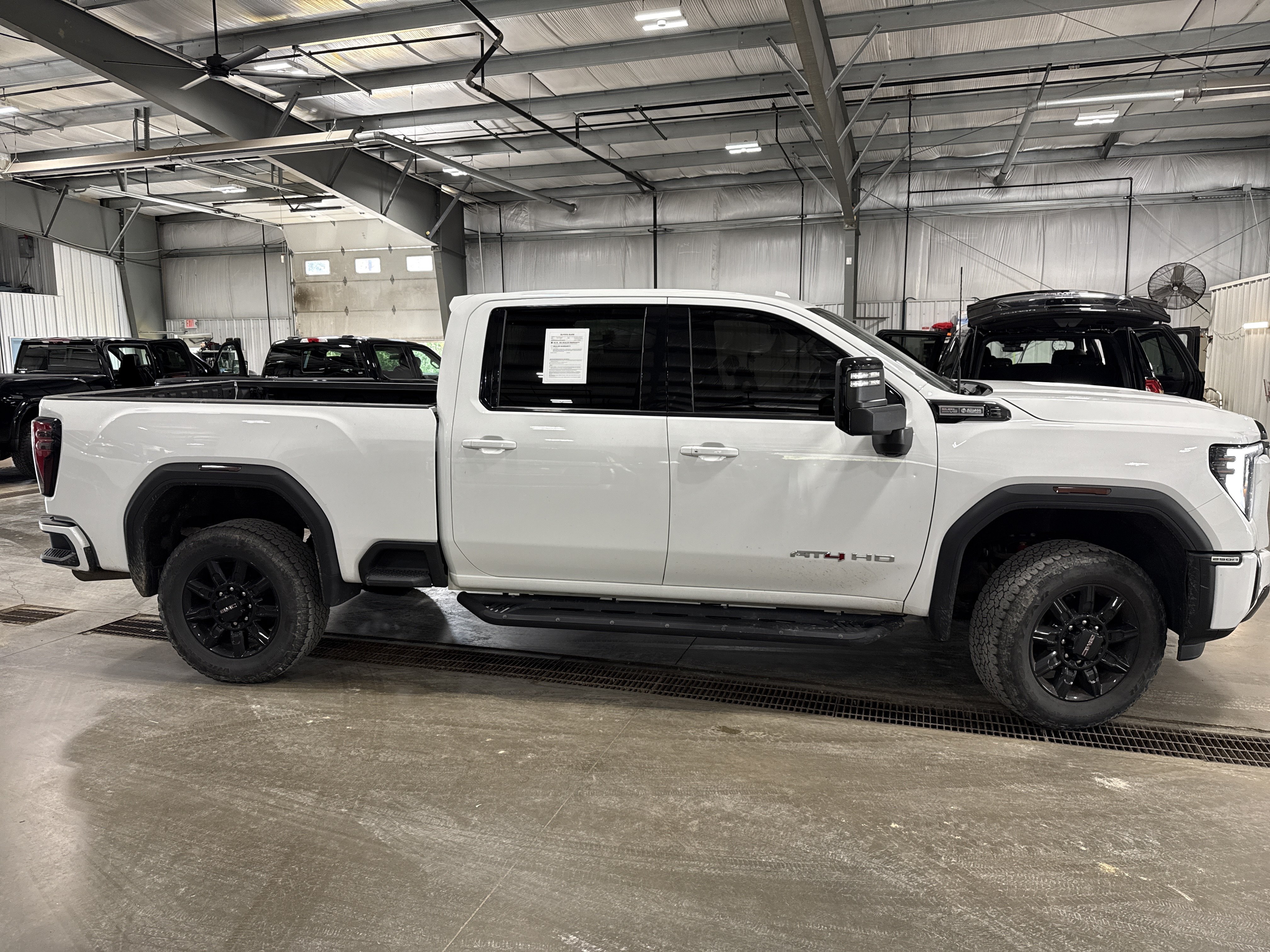 Used 2024 GMC Sierra 2500 AT4 AWD/4WD image 2