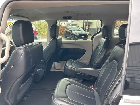 Certified 2024 Chrysler Pacifica Touring-L image 28