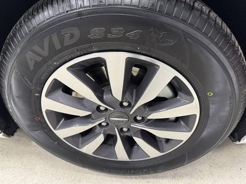 Used 2024 Chrysler Pacifica Select image 9