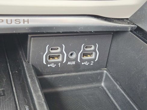 Used 2024 Chrysler Pacifica Limited image 37