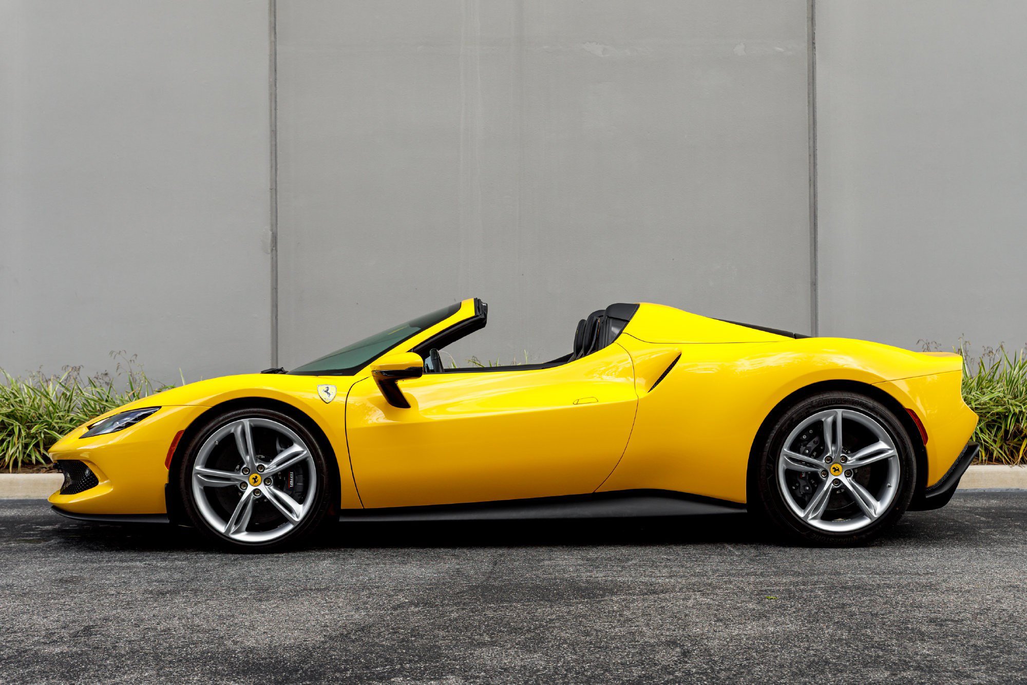 Used 2025 Ferrari 296 GTS RWD image 2