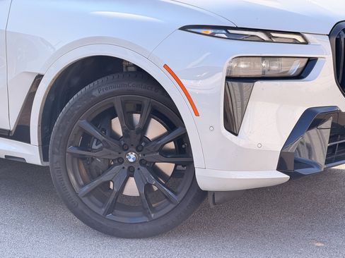 Used 2024 BMW X7 xDrive40i w/ M Sport Package AWD/4WD image 3