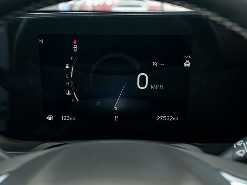 Used 2025 Buick Encore GX Avenir w/ Avenir Technology Package image 27