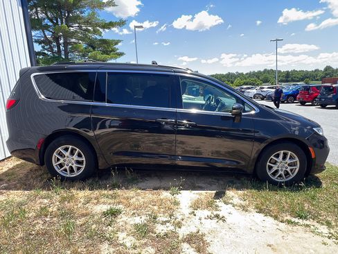 Used 2022 Chrysler Pacifica Touring-L FWD image 5