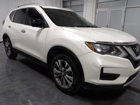 Used 2019 Nissan Rogue SV w/ Premium Package image 2