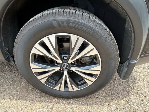 Used 2023 Nissan Rogue SV FWD image 8