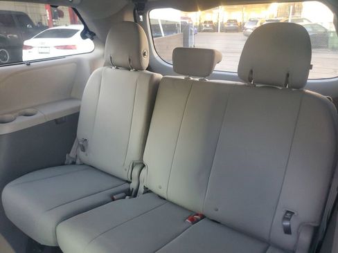 Used 2019 Toyota Sienna XLE image 10