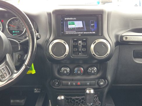 Used 2018 Jeep Wrangler Unlimited Sahara AWD/4WD image 16