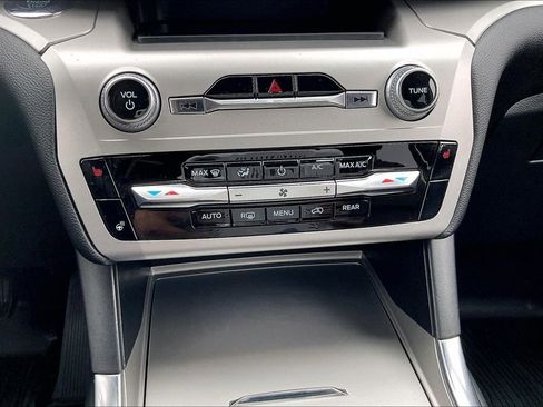 Certified 2022 Ford Explorer XLT w/ Equipment Group 202A image 33