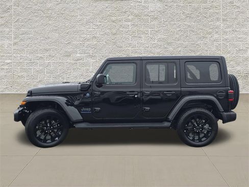 Used 2025 Jeep Wrangler Sahara image 4