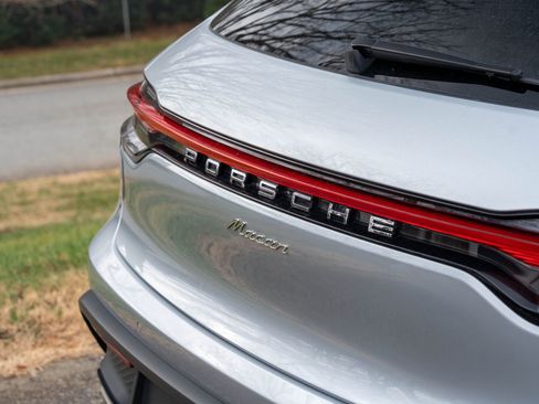 Certified 2025 Porsche Macan image 15