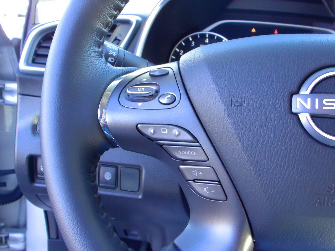 Used 2024 Nissan Murano SL FWD image 16