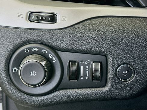Used 2016 Jeep Cherokee Latitude w/ Comfort/Convenience Group FWD image 16