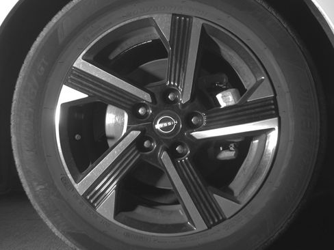 Used 2025 Nissan Sentra SV image 13