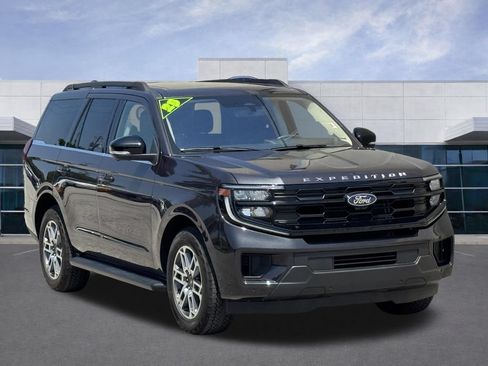 Used 2025 Ford Expedition Active AWD/4WD image 2