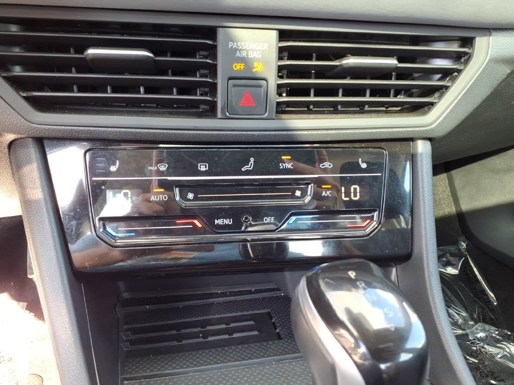 Used 2025 Volkswagen Jetta SE FWD image 14