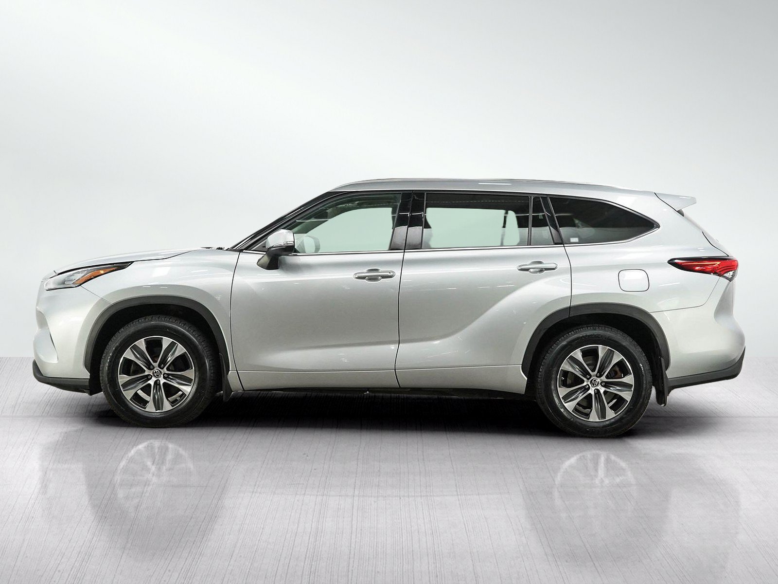 Used 2020 Toyota Highlander XLE AWD/4WD image 2