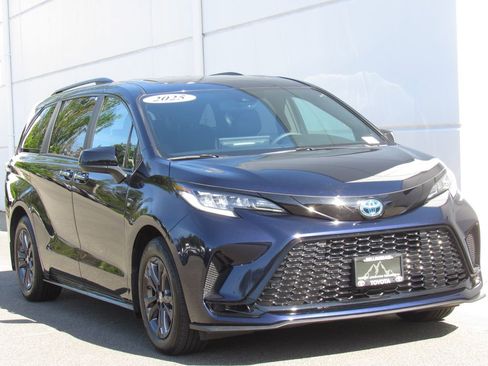 Used 2025 Toyota Sienna XSE AWD/4WD image 2