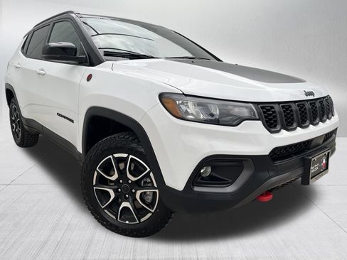 Used 2025 Jeep Compass Trailhawk AWD/4WD image 3