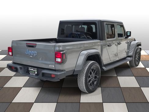 Used 2023 Jeep Gladiator Overland image 4