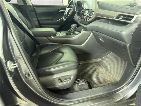 Used 2021 Toyota Highlander XLE FWD image 14