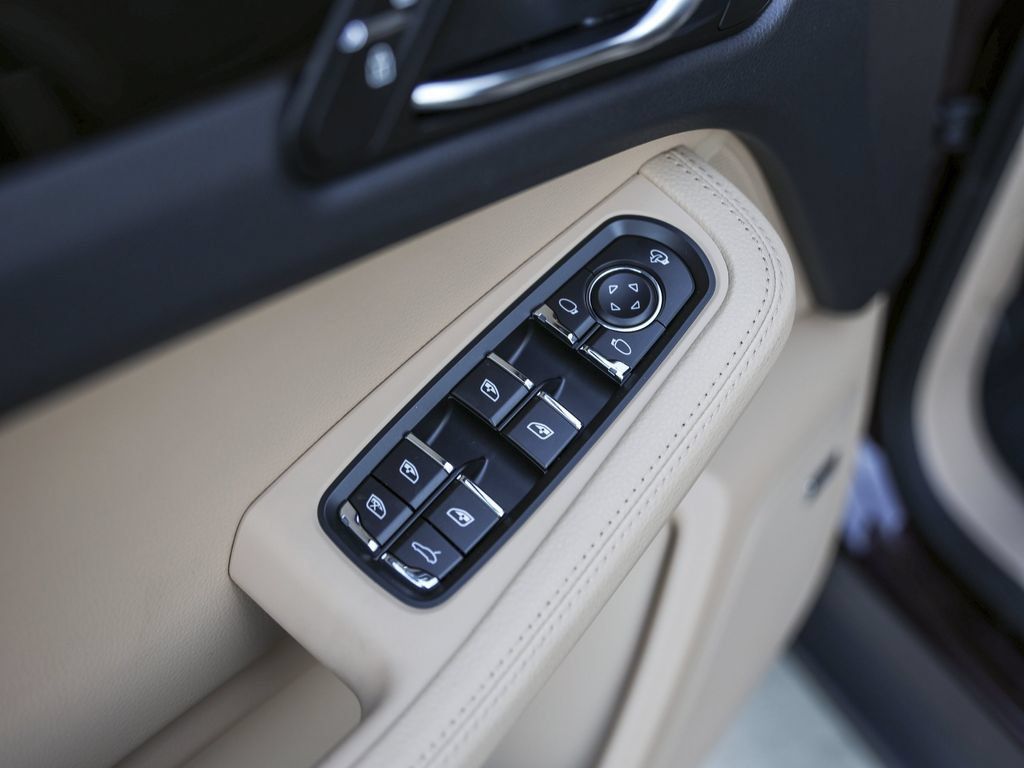 Certified 2026 Porsche Macan AWD/4WD image 32