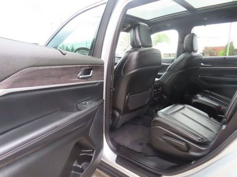 Used 2025 Jeep Grand Cherokee L Limited w/ Luxury Tech Group II AWD/4WD image 21