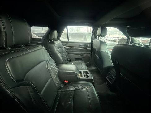 Used 2017 Ford Explorer Platinum image 11