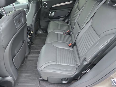 Certified 2025 Land Rover Discovery Dynamic SE image 17