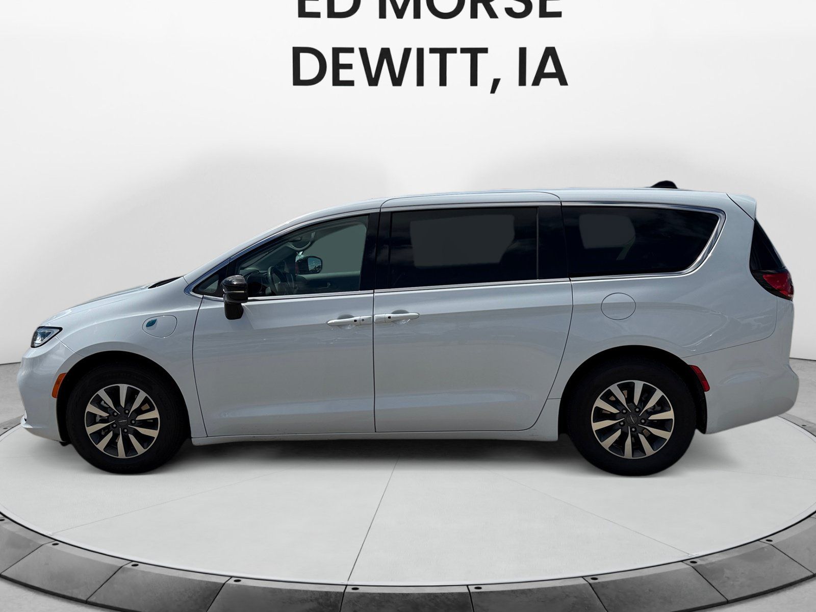 Used 2024 Chrysler Pacifica Limited FWD image 2