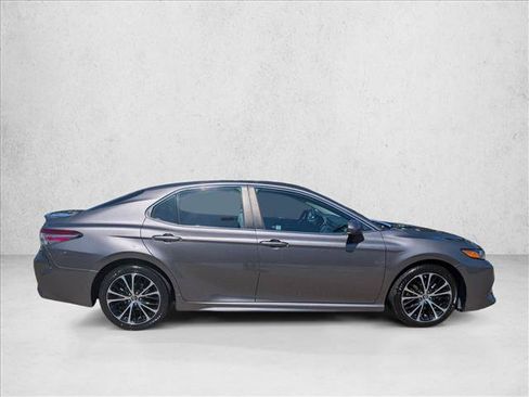 Used 2018 Toyota Camry SE FWD image 4