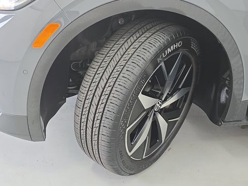 Used 2023 Volkswagen ID.4 Pro S image 33