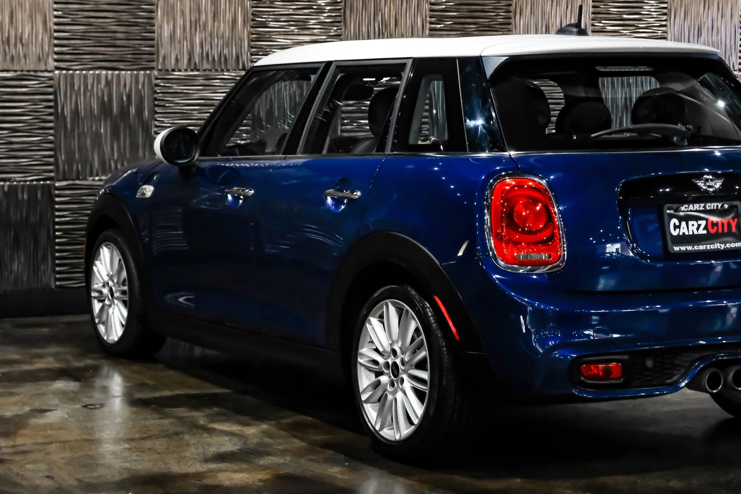 Used 2018 MINI Cooper S w/ Premium Package FWD image 17
