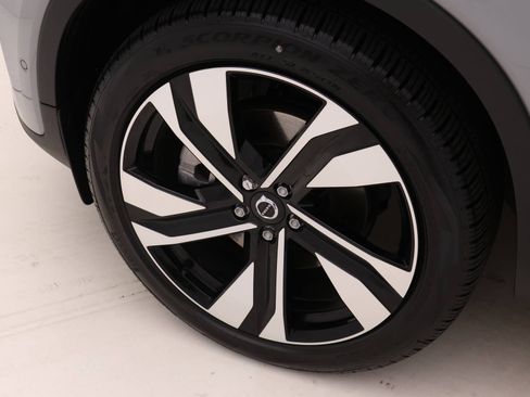 Certified 2025 Volvo XC40 B5 Plus w/ Protection Package Premier image 9