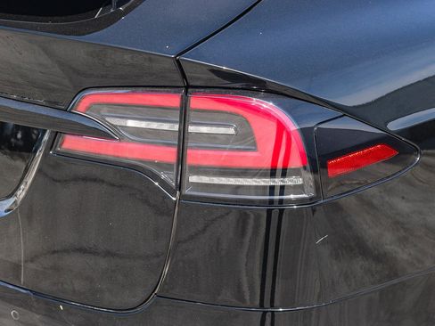 Used 2022 Tesla Model X image 10