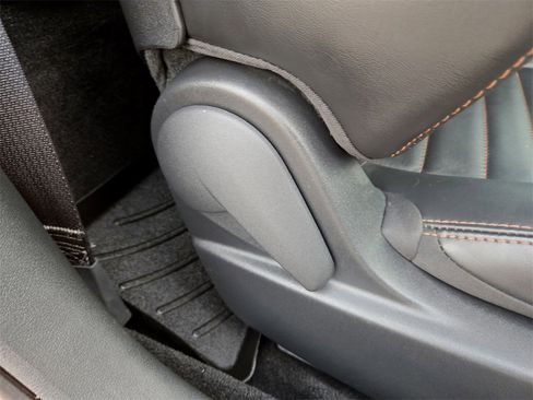 Used 2014 Dodge Challenger R/T image 27