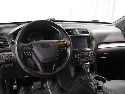 Used 2018 Ford Explorer XLT w/ Equipment Group 202A image 7