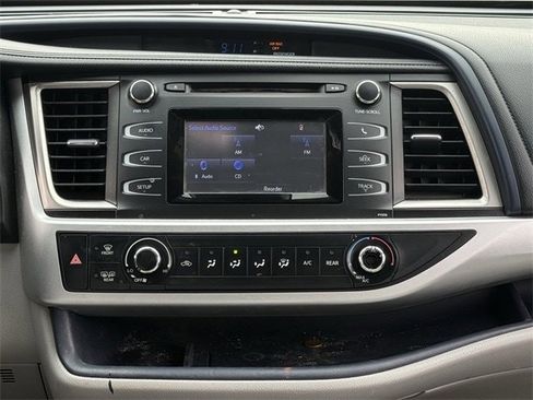 Used 2017 Toyota Highlander LE image 16