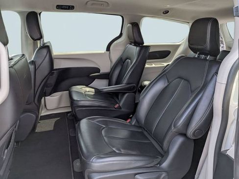 Used 2023 Chrysler Pacifica Touring-L FWD image 13