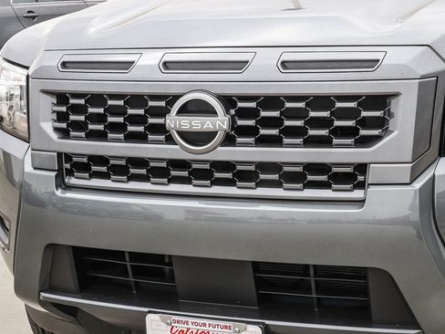Used 2025 Nissan Frontier SV w/ SV Convenience Package RWD image 11