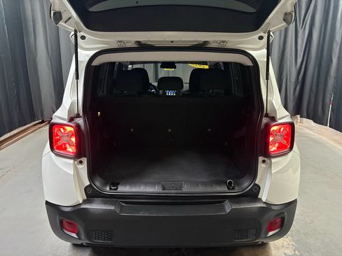 Used 2023 Jeep Renegade Latitude AWD/4WD image 23
