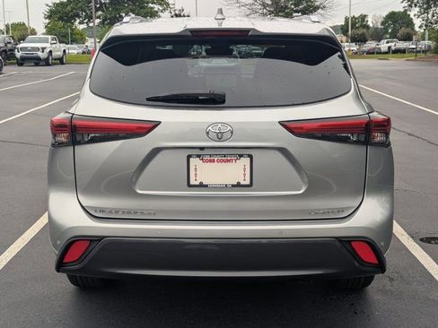 Used 2023 Toyota Highlander Limited FWD image 6