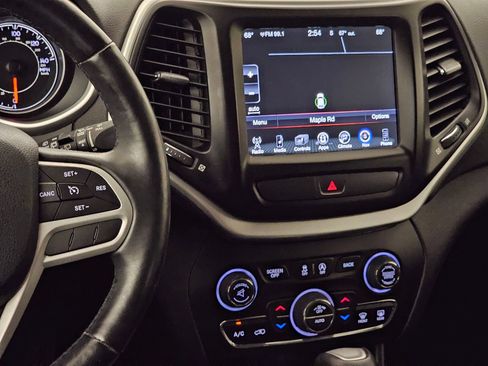 Used 2017 Jeep Cherokee Trailhawk AWD/4WD image 10