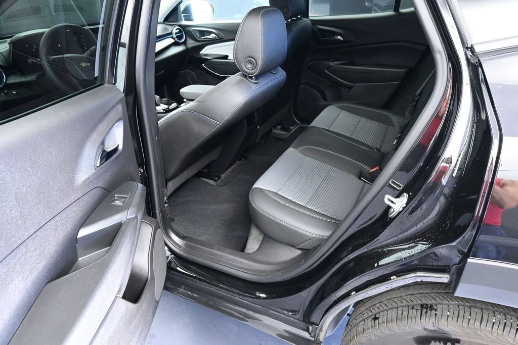 Used 2025 Chevrolet Trax LT FWD image 16