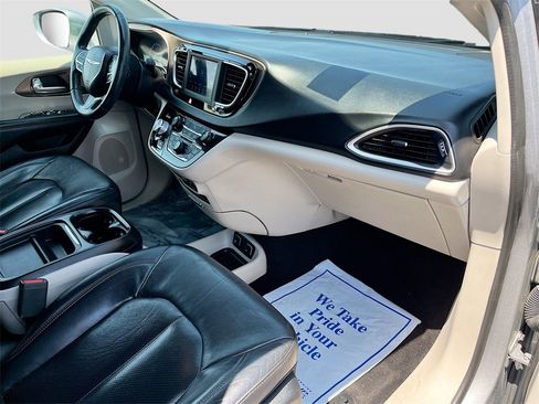 Used 2018 Chrysler Pacifica Touring-L image 29
