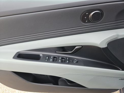 Used 2025 Hyundai Elantra Limited FWD image 19