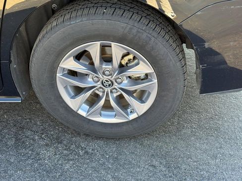 Certified 2025 Toyota Sienna XLE image 8