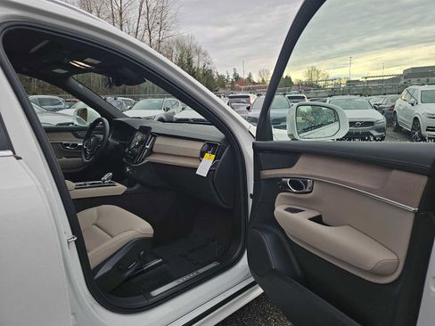 New 2026 Volvo XC90 T8 Plus w/ Protection Package Premier AWD/4WD image 11